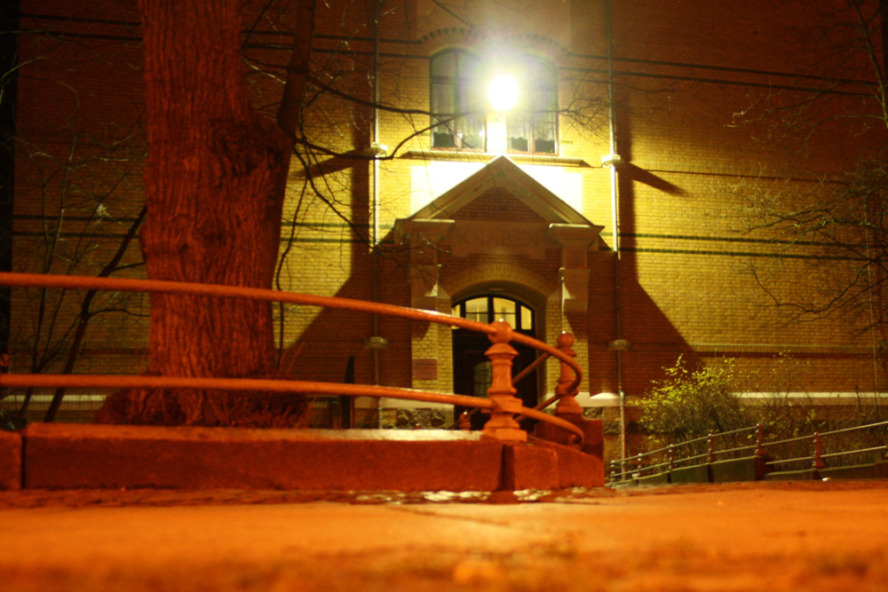 Eingang der „Apollonia-von-Wiedebach-Schule“ bei abendlicher Beleuchtung. Foto: Ralf Julke