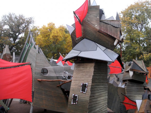 Hier haben Erwachsene für Kinder einen Spielplatz geplant. Hat da noch Platz, wie sich ein Kind eine Burg vorstellt? Findet man so Gefährten und Freunde? Ist hier der Raum zum Weiterträumen? Von welchem Balkon grüßt Julia ihren Romeo? Foto: Karsten Pietsch