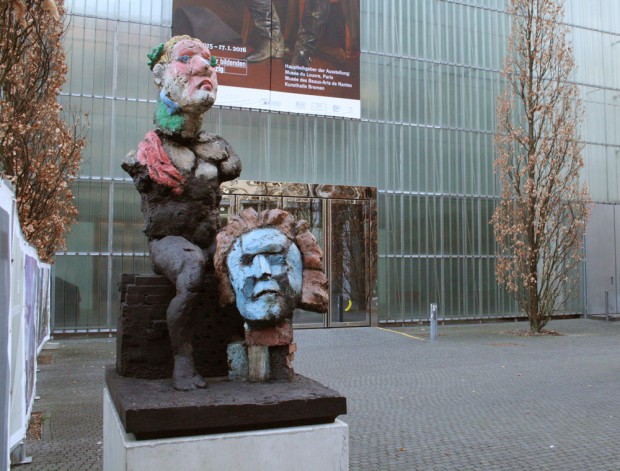 Die "Beethoven"-Plastik von Markus Lüpertz vorm Eingang des Bildermuseums. Foto: Ralf Julke