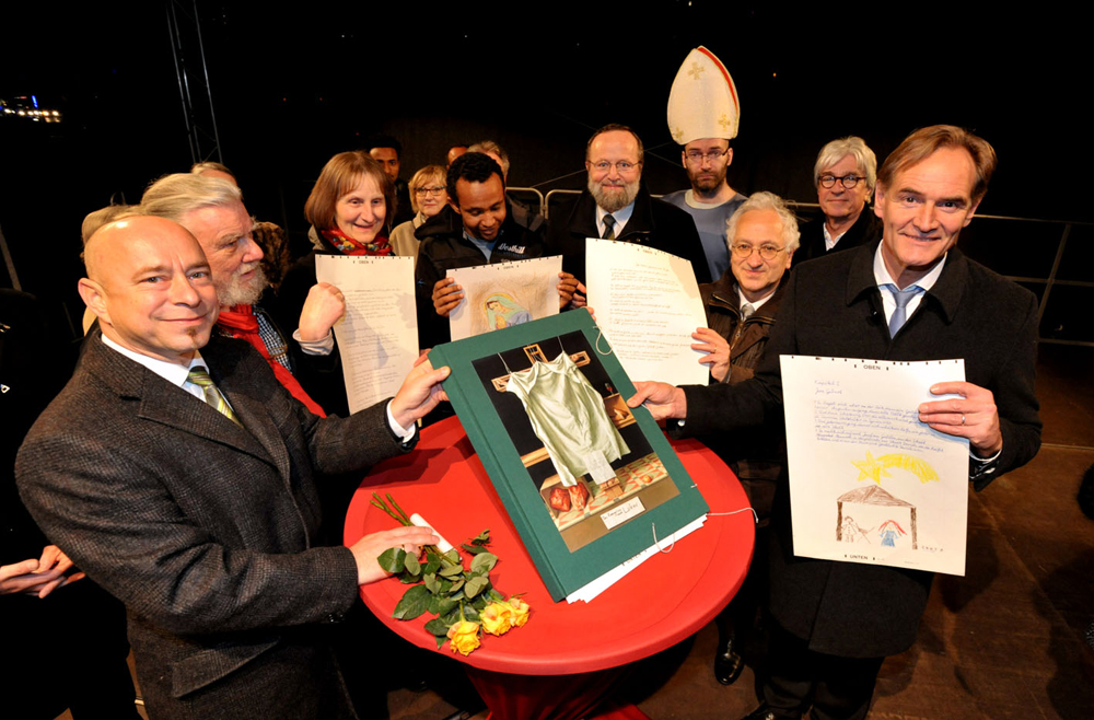 Leipzigs Oberbürgermeister Burkhard Jung (r.) nimmt von Vertretern der Kirche erste handgeschriebene Bibelseiten entgegen. Foto: Dieter Grundmann/Westend-PR