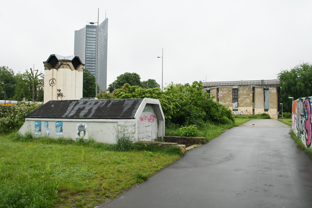 Blockiert die komplette Rossplatz-Seite: der ehemalige Bowlingtreff. Foto: Ralf Julke