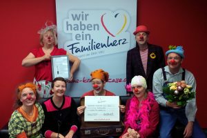 Antje Engelmann (2. v.l.) vom BKK·VBU Familienherz e.V. bei der Übergabe des Förderpreise an den Verein Clowns & Clowns aus Leipzig. Foto: BKK·VBU Familienherz e.V.