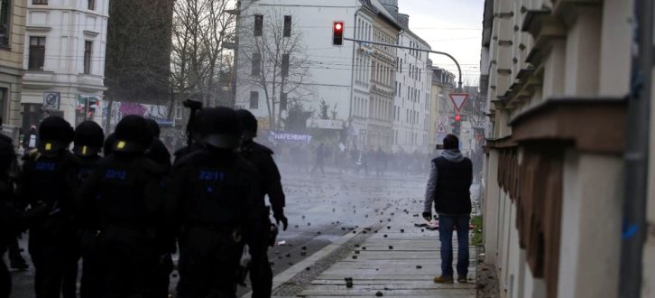 Der Blick auf den Südplatz während der Ausschreitungen am 12. Dezember. Foto: L-IZ