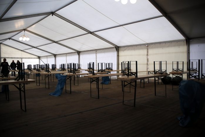 Essen wird außerhalb der Halle in einem Zelt ausgegeben. Foto: Alexander Böhm