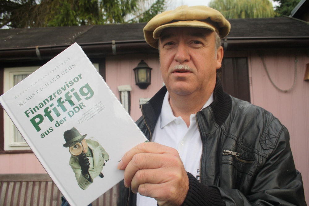 Klaus Richard Grün mit seinem Buch "Finanzrevisor Pfiffig aus der DDR". Foto: Ralf Julke