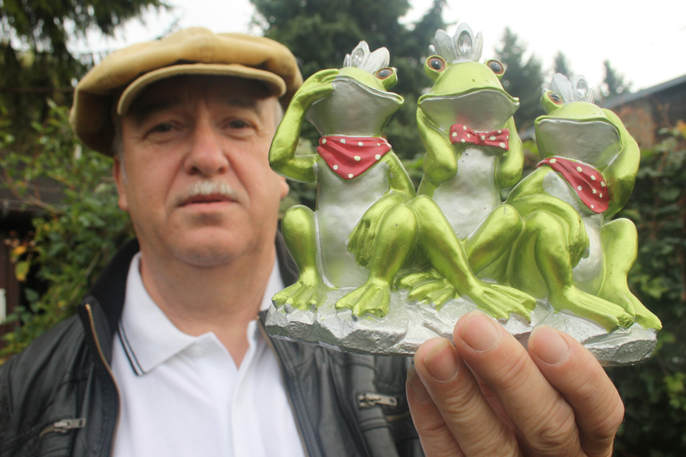 Klaus Richard Grün mit den drei berühmten A.. achja ... Fröschen. Foto: Ralf Julke
