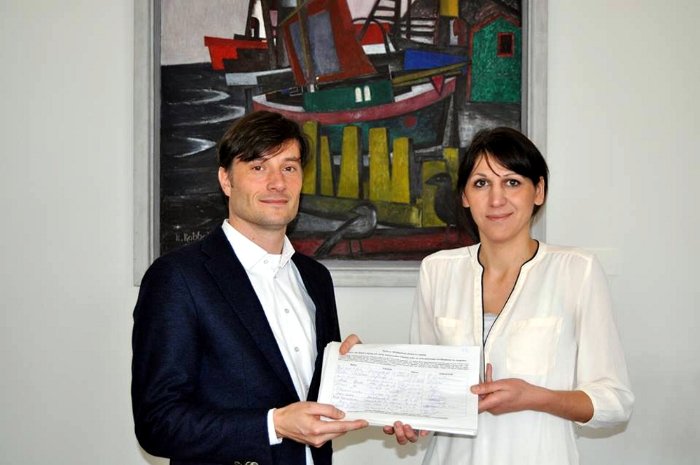 Judith Gromeyer, Mitglied der Initiative übergibt Bürgermeister Heiko Rosenthal offiziell 3.381 Unterschriften gegen Wildtiere im Zirkus. Foto: Anett Paul