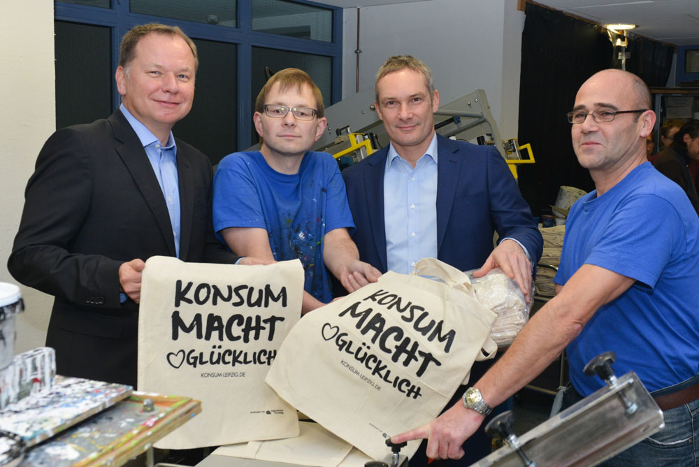 Vorstand Dirk Thärichen (links) und Michael Faupel (zweiter von rechts) beim Besuch der Werkstatt. Foto: Konsum Leipzig