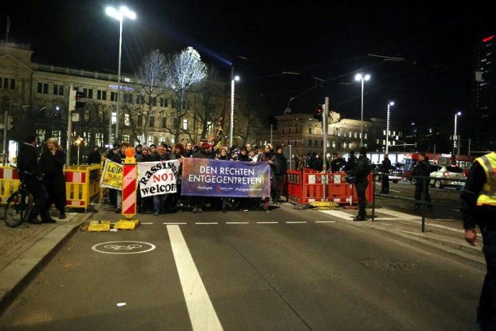 Kurz nach 18 Uhr: Demonstrationszug setzt sich in der Innenstadt Richtung Bayrischen Platz in Gang. Foto: L-IZ.de