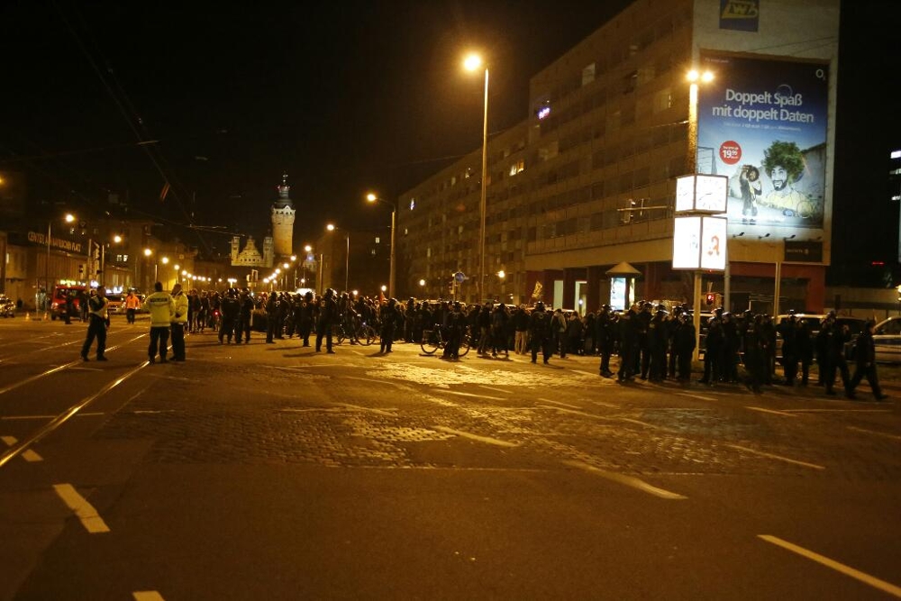 Legida-Gegner begleiten den Abmarsch von Legida. Foto: L-IZ.de