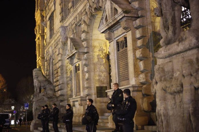 Hielt sich bei der Besetzung zurück, hier als Beobachter vor dem Rathaus - die Polizei. Foto: Marcus Fischer
