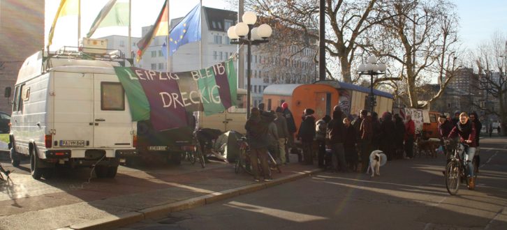 Protestaktion der Wagenleute vorm Neuen Rathaus. Foto: Ralf Julke