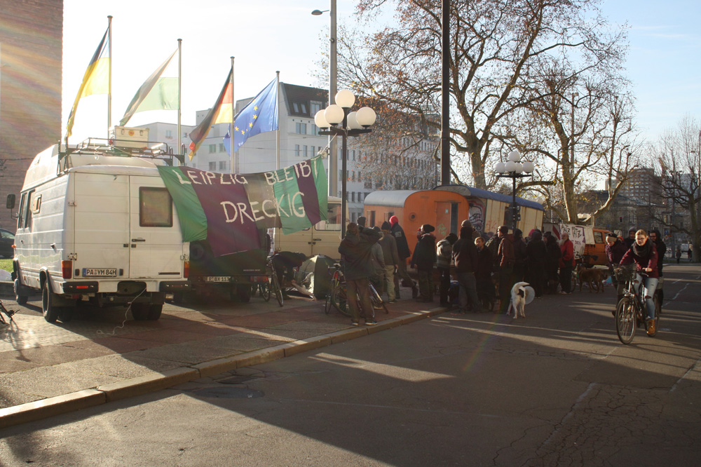Protestaktion der Wagenleute vorm Neuen Rathaus. Foto: Ralf Julke