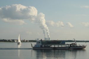 Mit dem Dampf überm Kraftwerk Lippendorf wird auch die MS Cospuden zum Steamboat. Foto: Ralf Julke