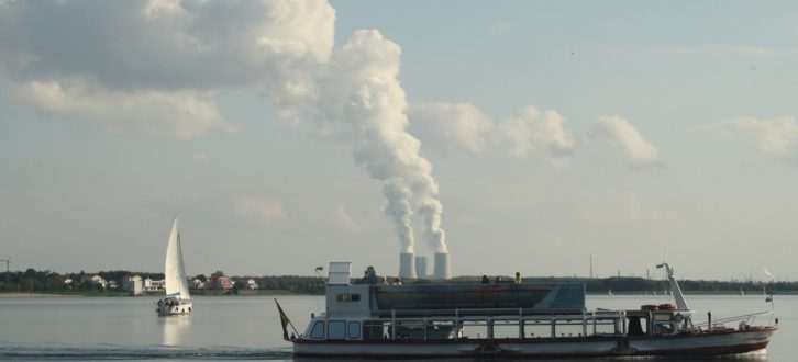 Mit dem Dampf überm Kraftwerk Lippendorf wird auch die MS Cospuden zum Steamboat. Foto: Ralf Julke