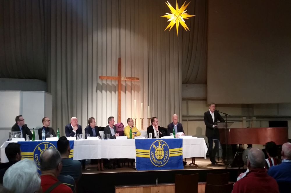 Rüdiger Hoppe (re.) berichtet über die sportliche Entwicklung. Präsidium und Aufsichtsratschef Winkler (mi.) lauschen. Foto: Marko Hofmann