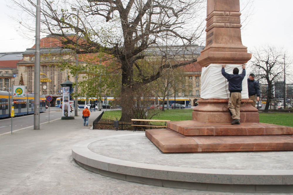 Der zur Freigabe eingewickelte Obelisk und der Hauptbahnhof im Hintergrund. Foto: Ralf Julke