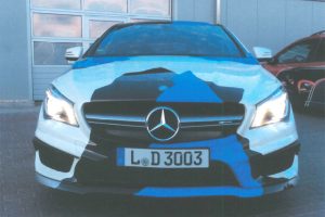 Wer hat den auffälligen Mercedes - einen Neuwagen - nach dem 28. November in Leipzig, Grimma oder anderswo gesehen? Foto: PD Leipzig