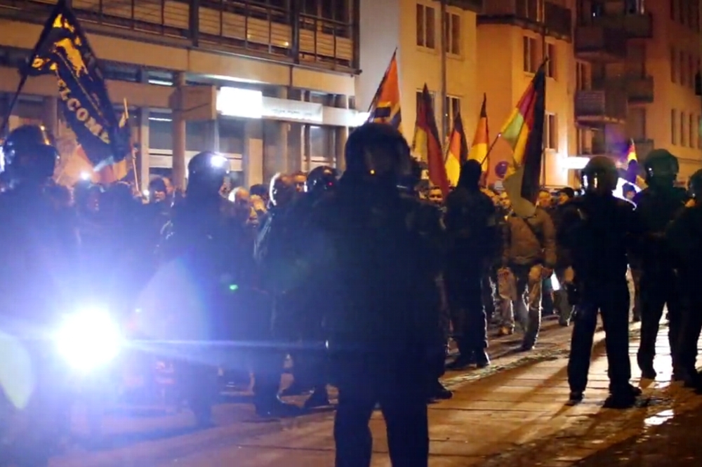 Die Polizei am 07.12. in Leipzig: Von hinten Blendlicht und vorn die Fahrradlampe zum Ausflippen. Foto: Video L-IZ.de