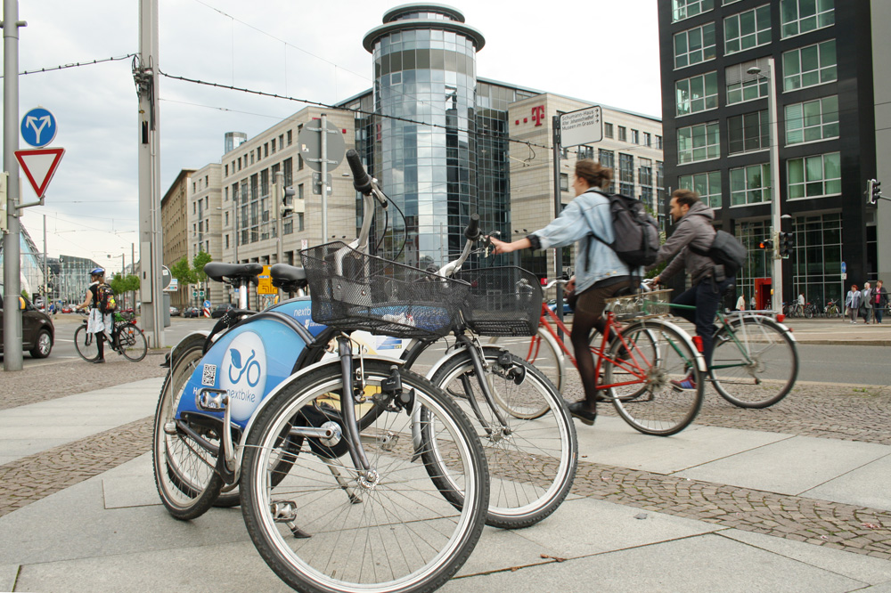 Radfahrer und Fahrräder am Johannisplatz. Foto: Ralf Julke