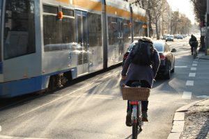 Radfahrer in der Käthe-Kollwitz-Straße. Foto: Ralf Julke