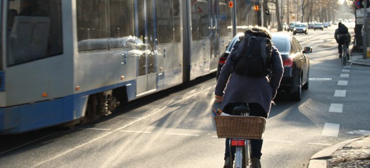 Radfahrer in der Käthe-Kollwitz-Straße. Foto: Ralf Julke
