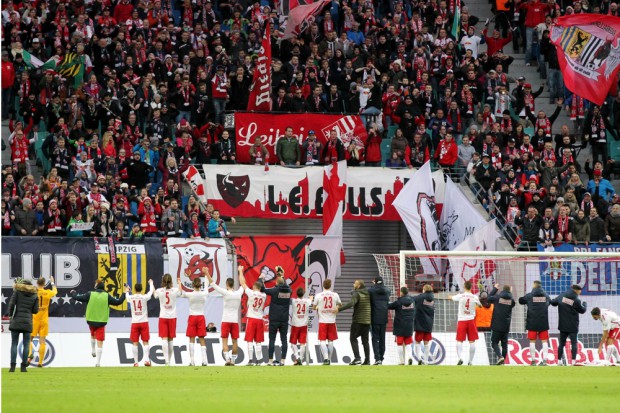 "Spitzenreiter, Spitzenreiter" - RB Leipzig feiert mit den Fans Platz 1 der Zweiten Liga. Foto: Gepa Pictures