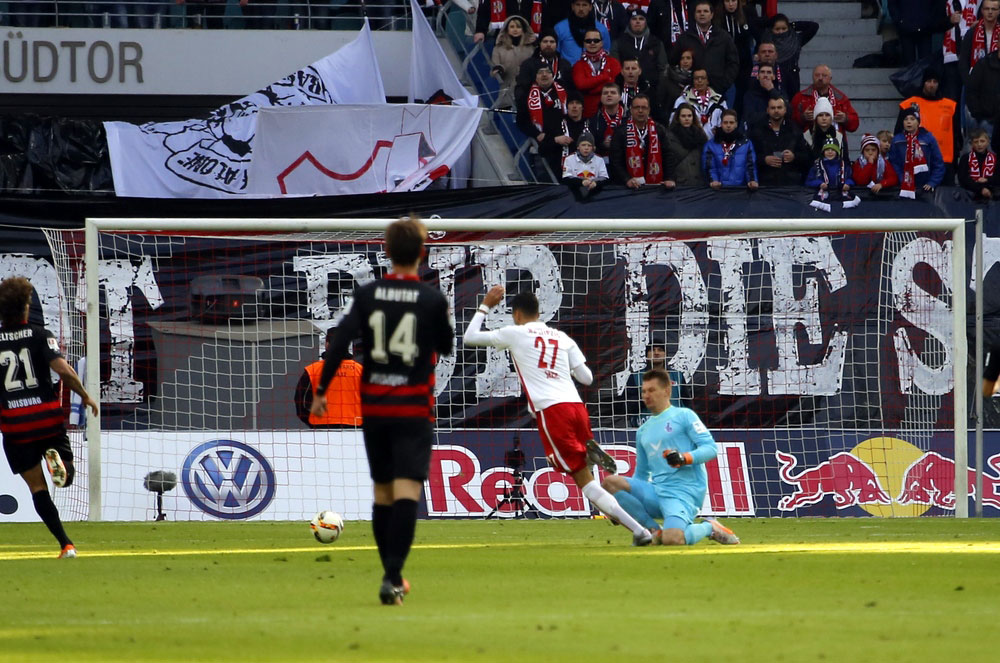 Pech für Keeper Michael Ratajczak, aber auch Pech für RB - kein Tor für die Leipziger, Foto: Alexander Böhm