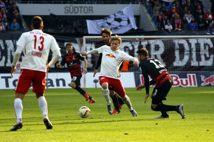 Emil Forsberg erheicht den Ball.