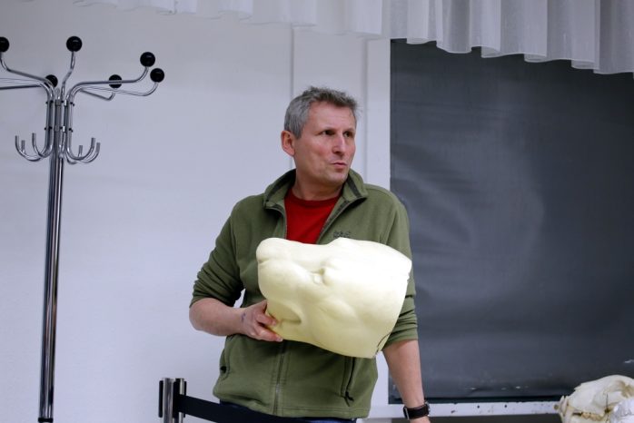 René Diebitz hält ein Teil des Kunstkörpers. Foto: Alexander Böhm