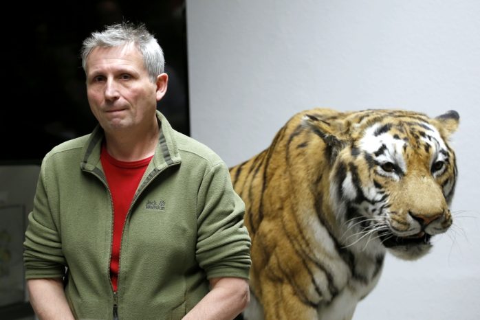 René Diebitz vor dem fertigen Präparat. Foto: Alexander Böhm
