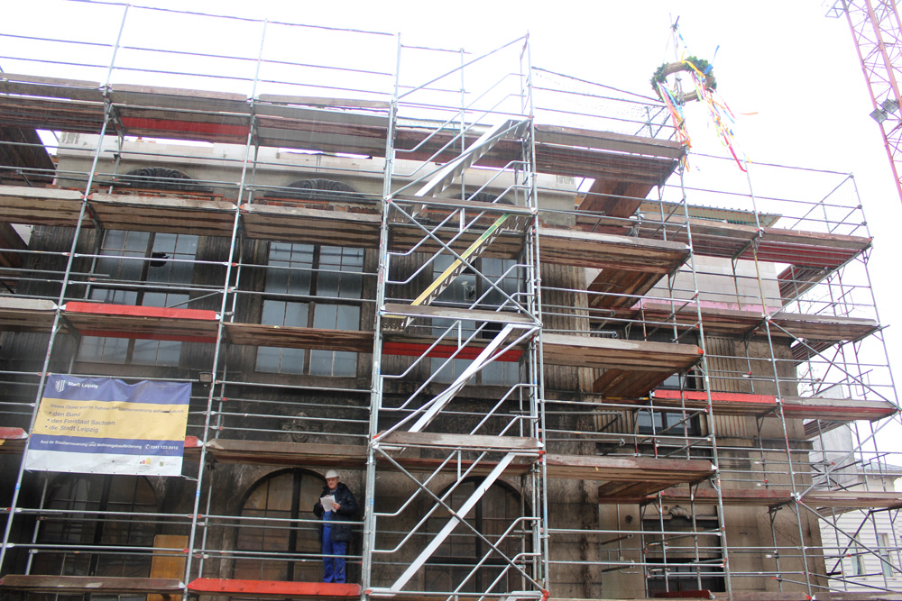 Richtkrone überm künftigen Hort der Grundschule "forum thomanum". Foto: forum thomanum