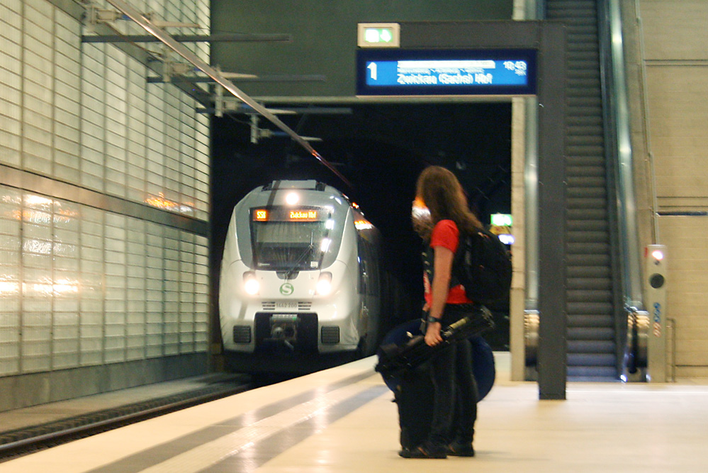 Die S-Bahn nach Zwickau fährt ein. Foto: Ralf Julke