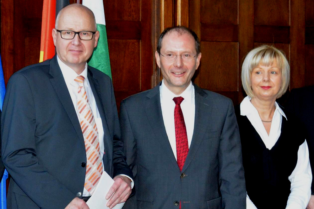 Oberbürgermeister Ralf Scheler, Innenminister Markus Ulbig und Romy Wahrburg vom Fachbereich Bau und Stadtentwicklung bei der Übergabe des Fördermittelbescheids. Foto: Martin Neumann, Stadt Eilenburg
