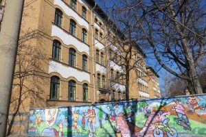 Von außen schön bunt: die Schule am Adler. Foto: Marko Hofmann