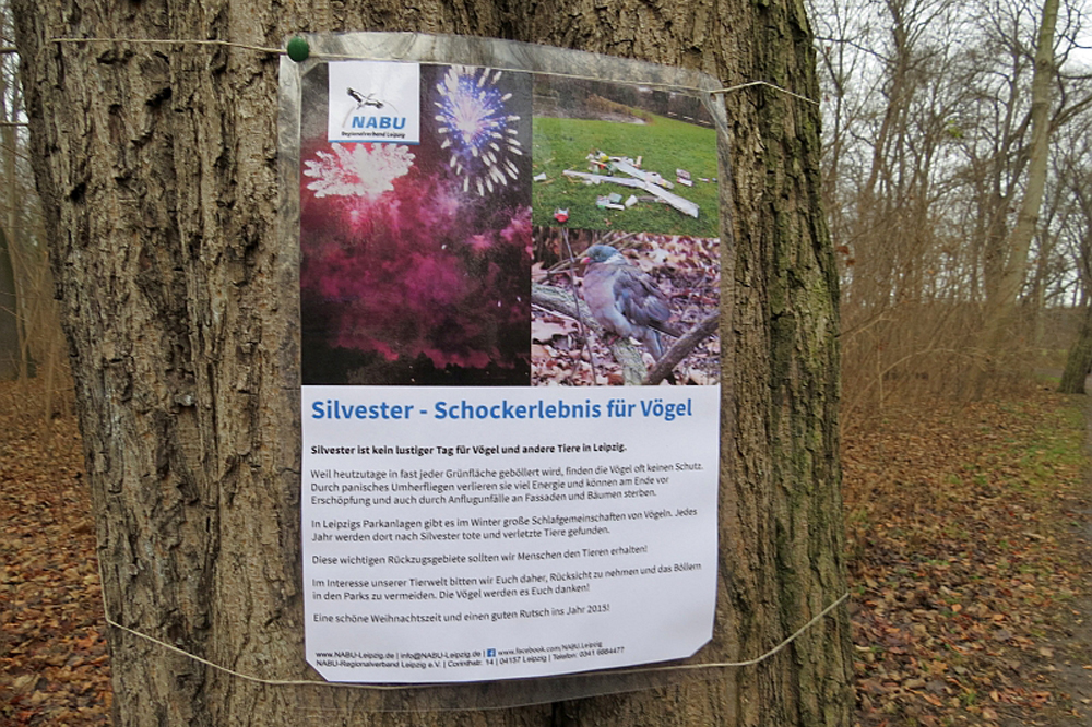 Solche Hinweisschilder hat der NABU Leipzig in verschiedenen Parkanlagen in der Stadt aufgehängt. Hier sollte man auf Silvester-Lärm verzichten. Foto: Karsten Peterlein
