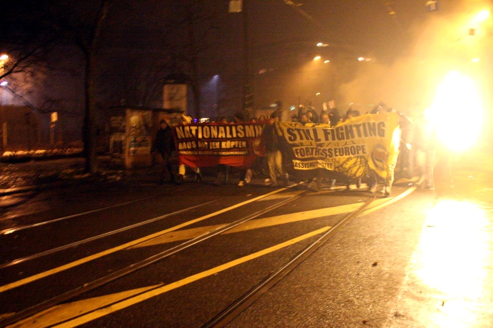 Die Spontandemo zu Silvester 2014: Die Polizei konstatierte im Nachgang einen weitgehend friedlichen Verlauf des Abends am Kreuz. Foto: Alexander Böhm