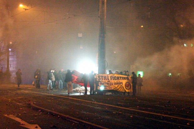 Eine Demo sammelt sich nach Mitternacht am Connewitzer Kreuz - spontan Transparente dabei. Foto: L-IZ.de