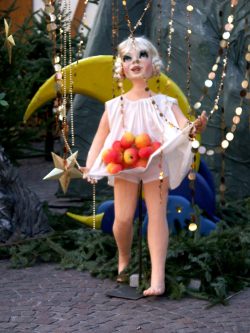 Manchmal muss man nicht nur zufassen, sondern auch nehmen können! - Sterntaler auf dem Leipziger Weihnachtsmarkt 2015. Foto: Karsten Pietsch