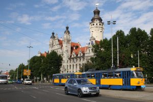 Flotte Tatra-Straßenbahn am Neuen Rathaus. Foto: Ralf Julke