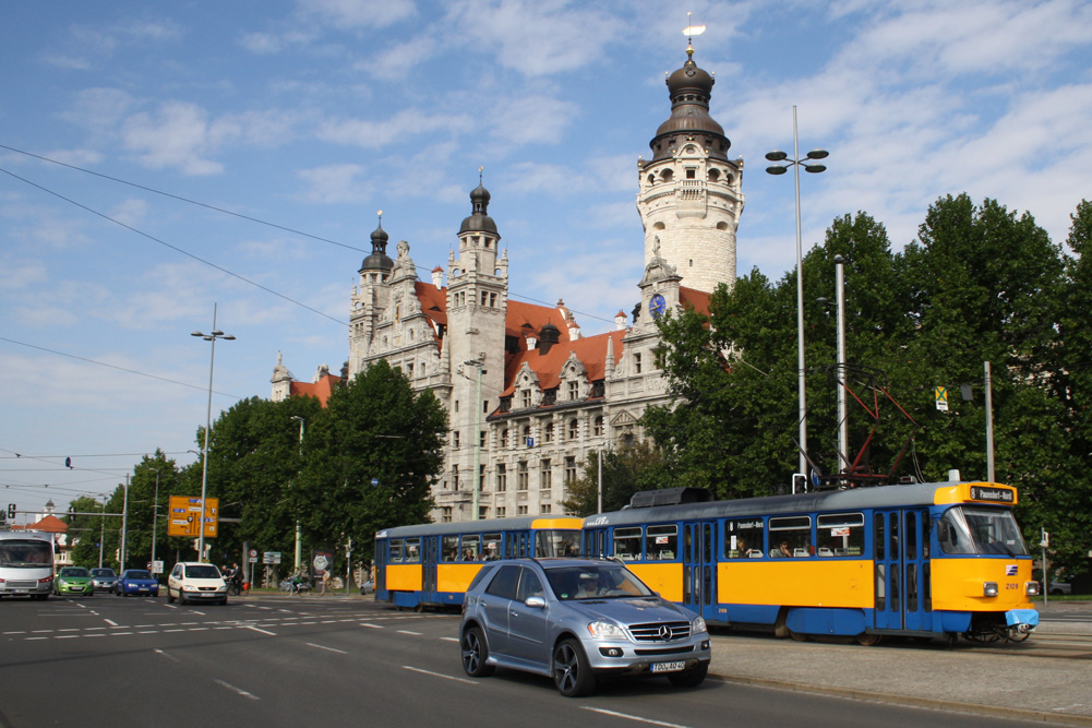 Flotte Tatra-Straßenbahn am Neuen Rathaus. Foto: Ralf Julke