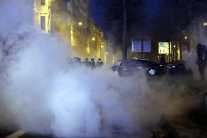 Tränengasschwaden, Randale, brennende Barrikaden und Steinwürfe am 12. Dezember 2015 in der Südvorstadt. Foto: L-IZ.de