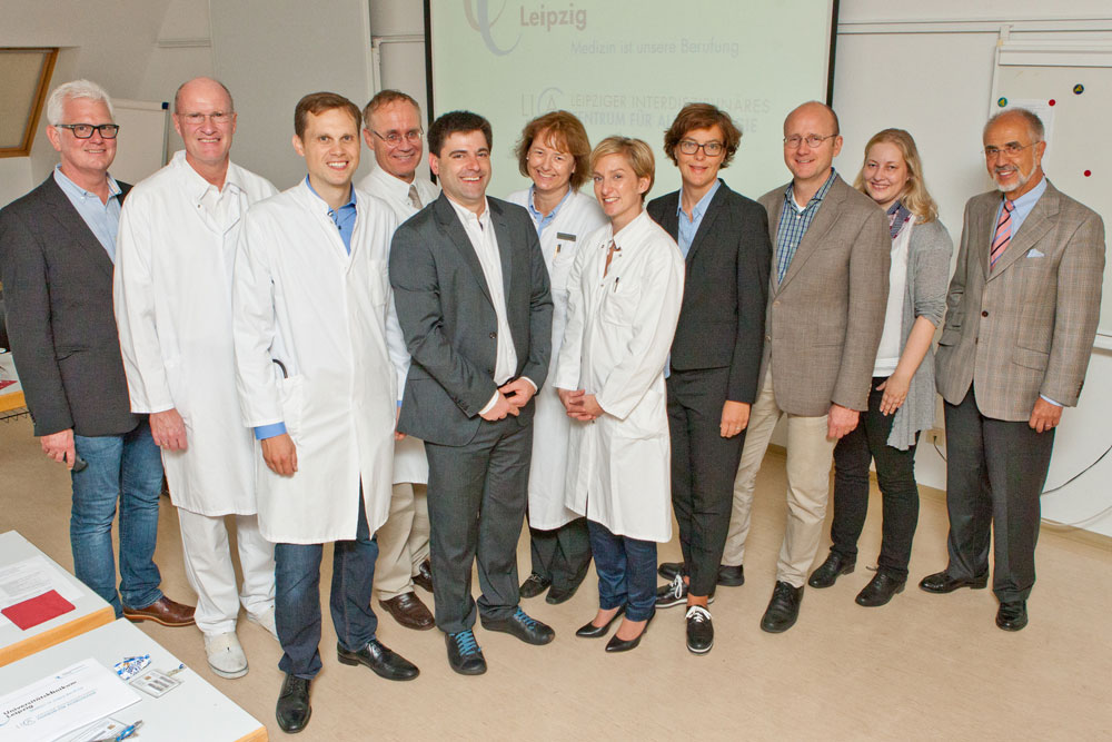 Vertreter des LICA-Lenkungsgremiums gemeinsam mit UKL-Vorstand Prof. Wolfgang E. Fleig (r.) und den Gutachtern Prof. Margitta Worm (4.v.r.) und Prof. Eckard Hamelmann (3.v.r.). Foto: Marcus Karsten/UKL