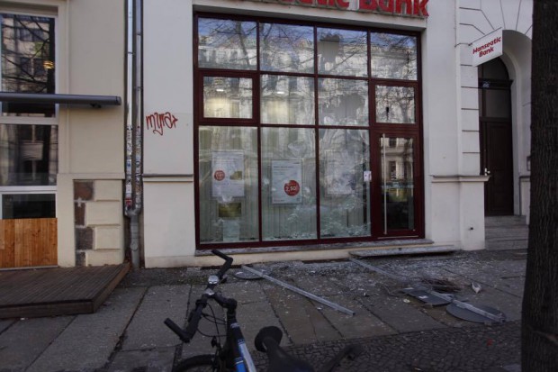 Umgeworfene Straßenschilder und zerbrochene Scheiben entlang der KarLi & der Bernhard Göring STraße