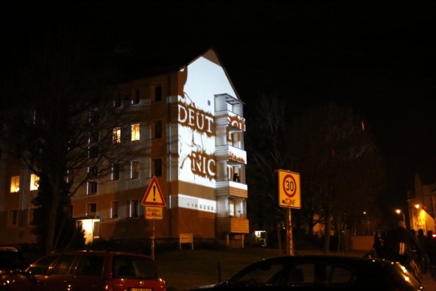 "Deutsch mich nicht voll" wurde projiziert. Foto: Alexander Böhm