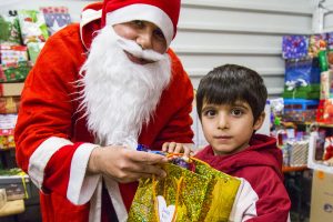 Weihnachtsfreude für Flüchtlingskinder dank sächsischer Wichtelpaten. Foto: DRK LV Sachsen e.V.