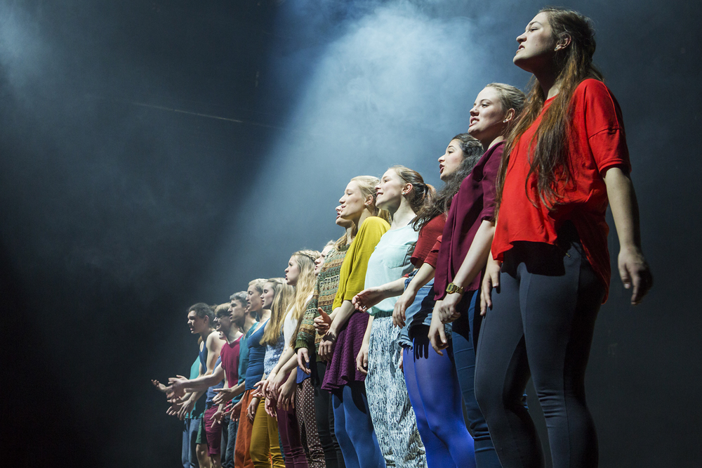 „Wunderland“ mit dem Jugendclub „sorry, eh!“ am Schauspiel Leipzig. Foto: Rolf Arnold