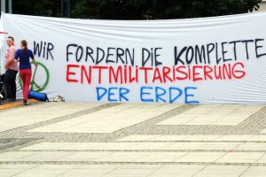 15. Juni 2014 auf dem Augustusplatz vor der Oper Leipzig: Markus Johnke kämpft für den globalen Frieden. Foto: L-IZ.de