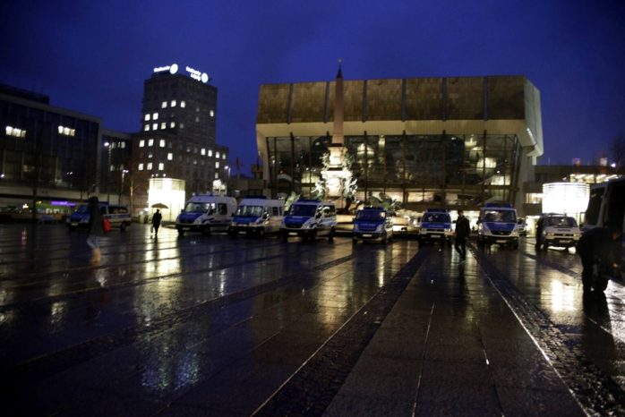 16:55 Uhr: Die Polizei steht bereit für den Jahrestag. Foto: L-IZ.de
