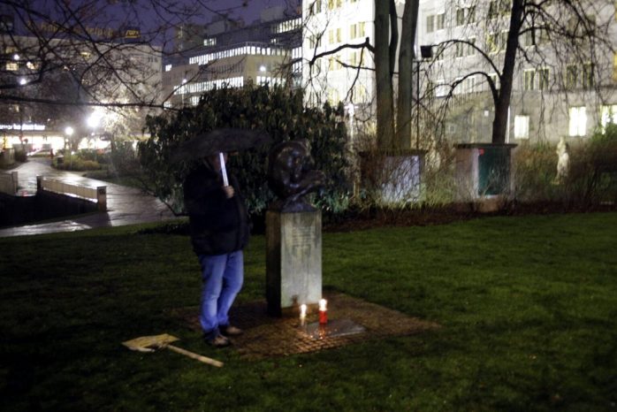 17:00 Uhr: Einige gedenken aber auch an der Goethestraße. Foto: L-IZ.de